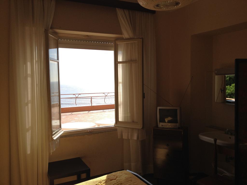Albergo Miramare Bergeggi Rum bild