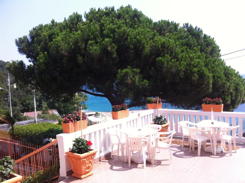 Albergo Miramare Bergeggi Exteriör bild